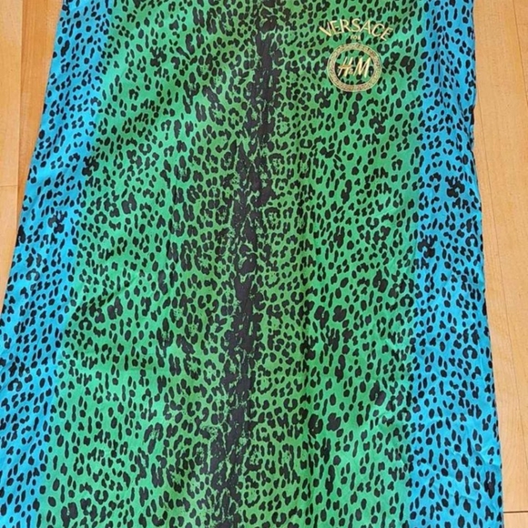 Beautiful red dress Versace × H&M - Picture 7 of 7